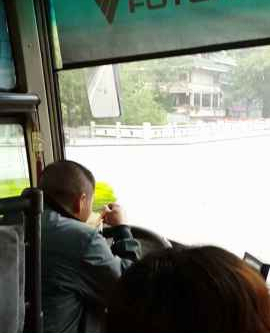 大巴司机边吃东西边开车还超载 被举报竟未带驾驶证被罚7 / 作者:狗掰涛 / 帖子ID:101684