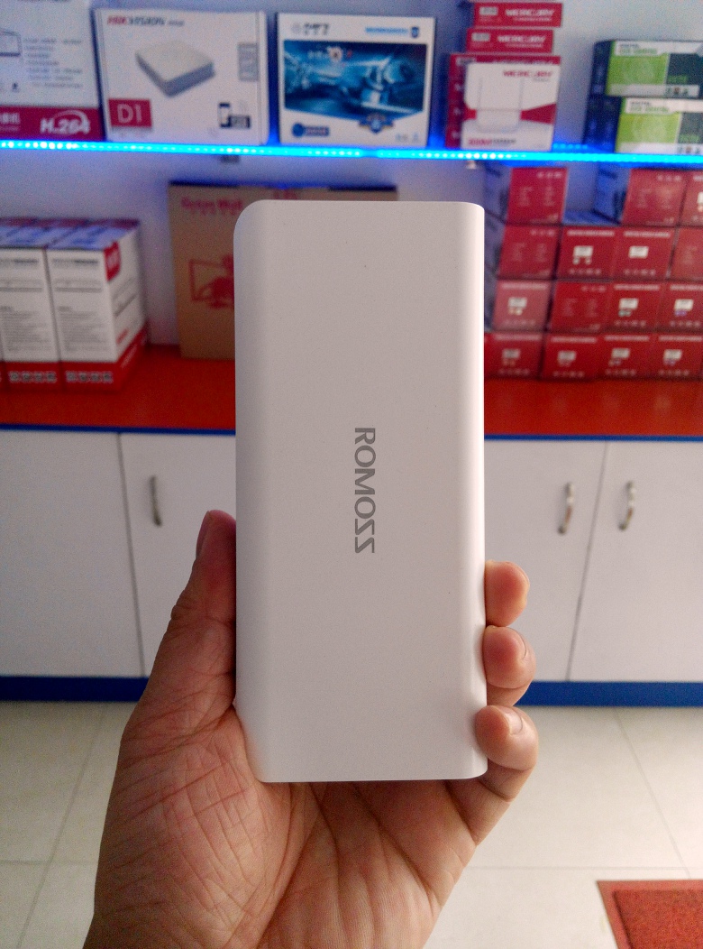 香港品牌ROMOSS罗马仕超智能移动电源10400毫安特价90元一个！575 / 作者:安安 / 帖子ID:102116