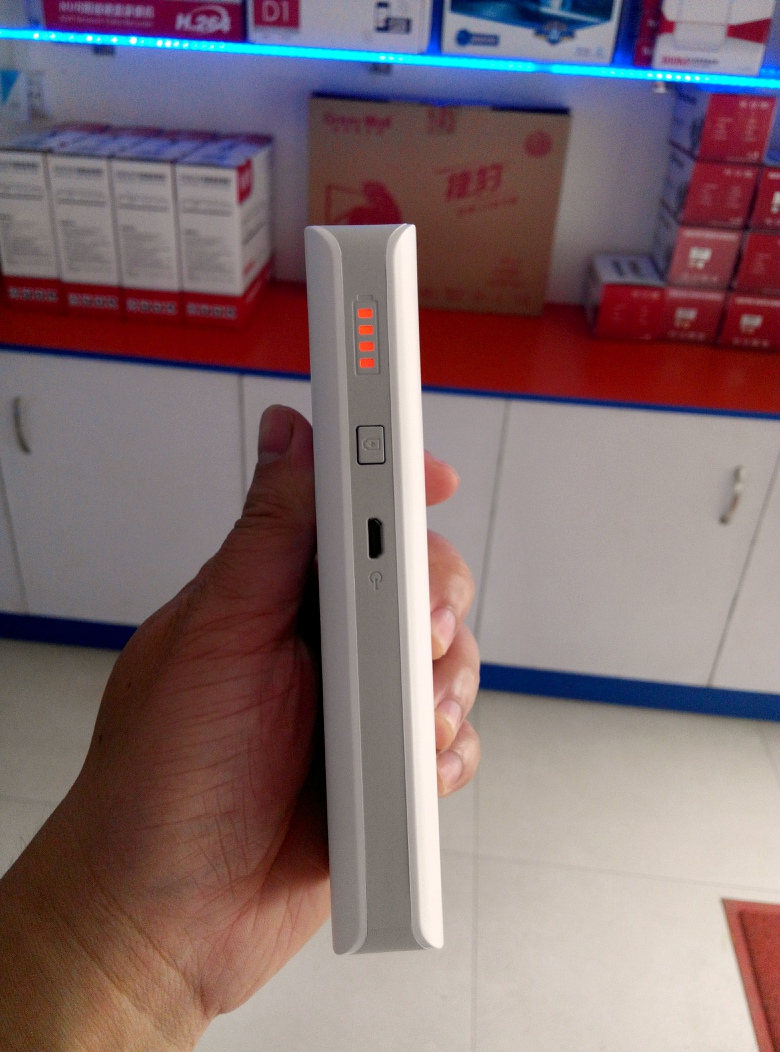 香港品牌ROMOSS罗马仕超智能移动电源10400毫安特价90元一个！886 / 作者:安安 / 帖子ID:102116