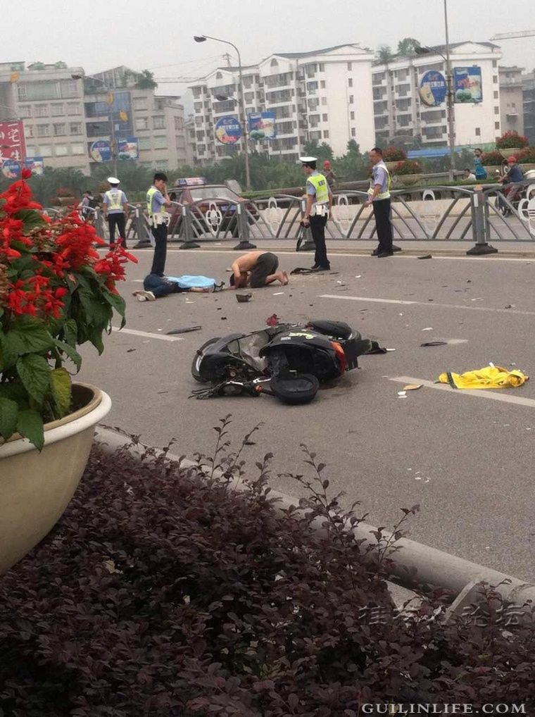 今天早上7点多由西往东路过解放桥，桥面三个车道全部拦住。打屁虫VS拖拉机349 / 作者:小雨点 / 帖子ID:102372