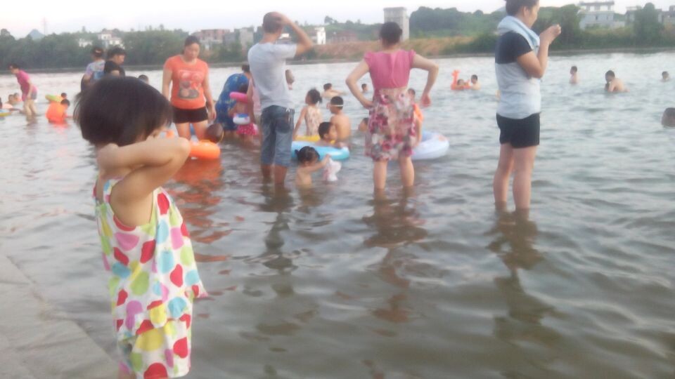全城持续高温  滨江苑河边成市民“水上乐园”617 / 作者:北辰 / 帖子ID:103232