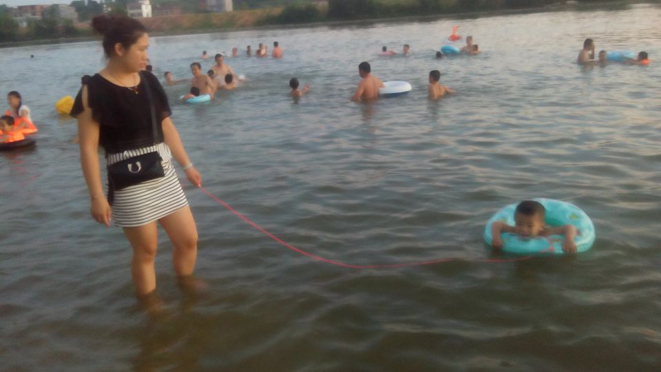 全城持续高温  滨江苑河边成市民“水上乐园”306 / 作者:北辰 / 帖子ID:103232