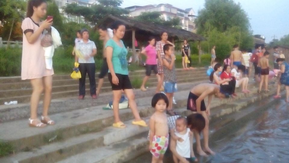 全城持续高温  滨江苑河边成市民“水上乐园”988 / 作者:北辰 / 帖子ID:103232