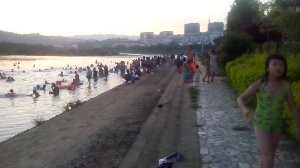 全城持续高温  滨江苑河边成市民“水上乐园”85 / 作者:北辰 / 帖子ID:103232