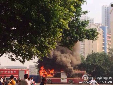 南宁长湖路一辆公车突然起火，好恐怖的节奏575 / 作者:恭城520小奈姐姐 / 帖子ID:105152