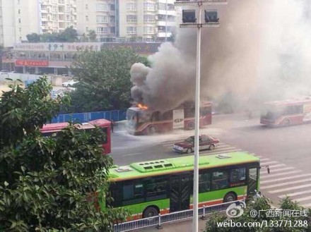 南宁长湖路一辆公车突然起火，好恐怖的节奏100 / 作者:恭城520小奈姐姐 / 帖子ID:105152