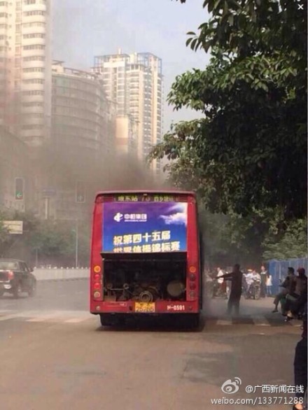 南宁长湖路一辆公车突然起火，好恐怖的节奏726 / 作者:恭城520小奈姐姐 / 帖子ID:105152