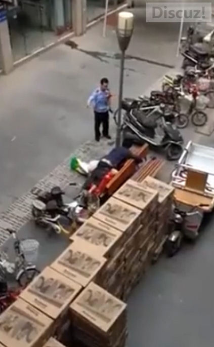 男女在街头“路震”城管多次训斥撵不走775 / 作者:红通通 / 帖子ID:105349