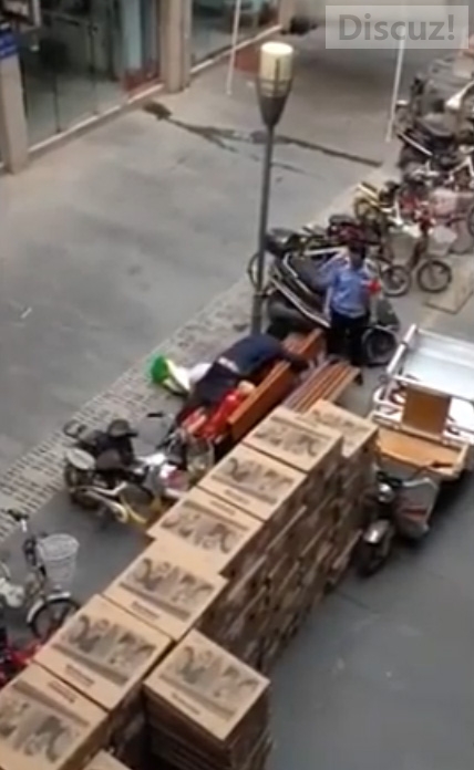 男女在街头“路震”城管多次训斥撵不走200 / 作者:红通通 / 帖子ID:105349