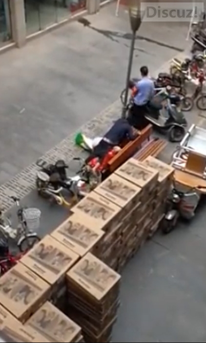 男女在街头“路震”城管多次训斥撵不走249 / 作者:红通通 / 帖子ID:105349