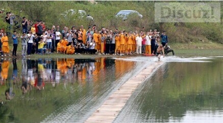 少林武僧释理亮轻功"水上漂"118米创纪录，膜拜大神！732 / 作者:奇葩处处有 / 帖子ID:105393