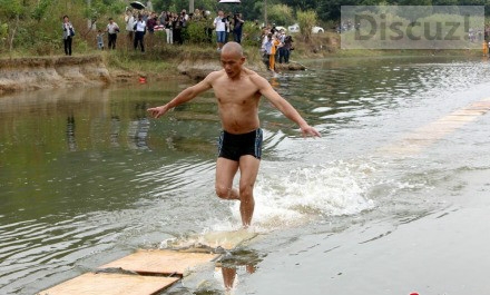 少林武僧释理亮轻功"水上漂"118米创纪录，膜拜大神！39 / 作者:奇葩处处有 / 帖子ID:105393