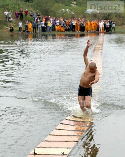 少林武僧释理亮轻功"水上漂"118米创纪录，膜拜大神！395 / 作者:奇葩处处有 / 帖子ID:105393