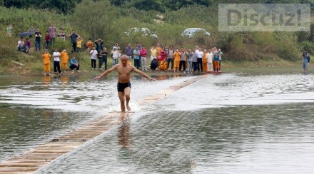 少林武僧释理亮轻功"水上漂"118米创纪录，膜拜大神！469 / 作者:奇葩处处有 / 帖子ID:105393