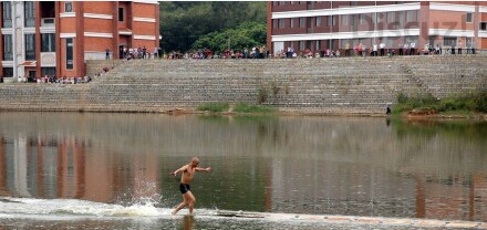 少林武僧释理亮轻功"水上漂"118米创纪录，膜拜大神！418 / 作者:奇葩处处有 / 帖子ID:105393