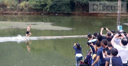 少林武僧释理亮轻功"水上漂"118米创纪录，膜拜大神！851 / 作者:奇葩处处有 / 帖子ID:105393