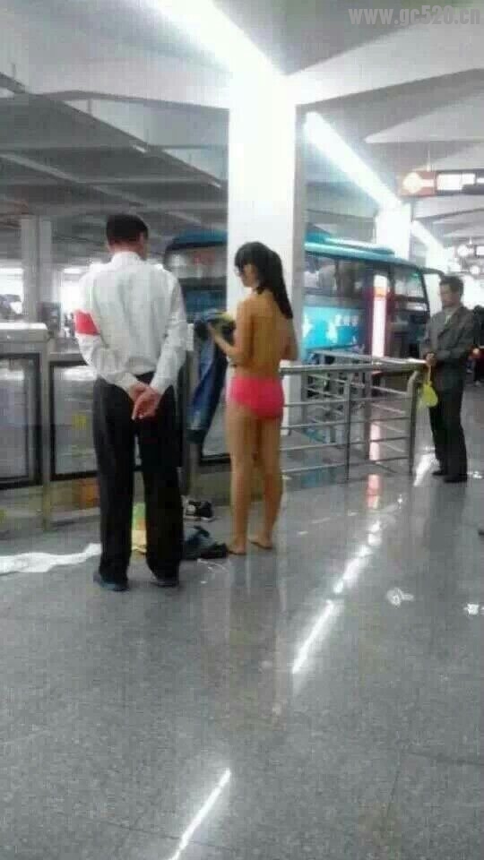 江苏宜兴汽车站因为男朋友要走而一件件的脱光790 / 作者:希灵容梅 / 帖子ID:105703