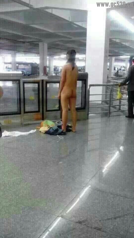 江苏宜兴汽车站因为男朋友要走而一件件的脱光276 / 作者:希灵容梅 / 帖子ID:105703