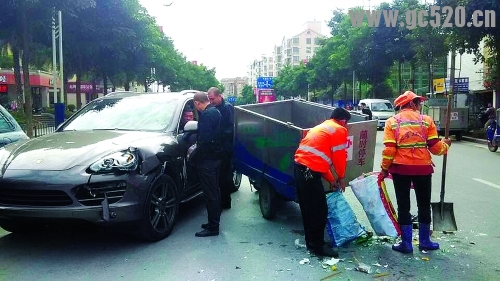 环卫车撞上保时捷 车主竟然没要赔偿522 / 作者:红通通 / 帖子ID:105871