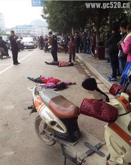 金鸡岭两卖水果大妈撕逼大战！双双装死二十分钟512 / 作者:红通通 / 帖子ID:105941