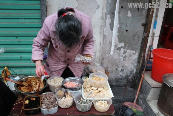 南昌老奶奶卖小吃1毛钱1串，20多年未涨价“挣一点就够993 / 作者:猫小萌 / 帖子ID:106034