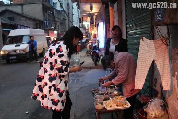 南昌老奶奶卖小吃1毛钱1串，20多年未涨价“挣一点就够613 / 作者:猫小萌 / 帖子ID:106034