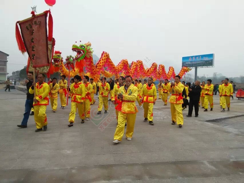 恭城第一趟高速铁路客运列车缓缓驶入恭城高铁站882 / 作者:穷人 / 帖子ID:107048