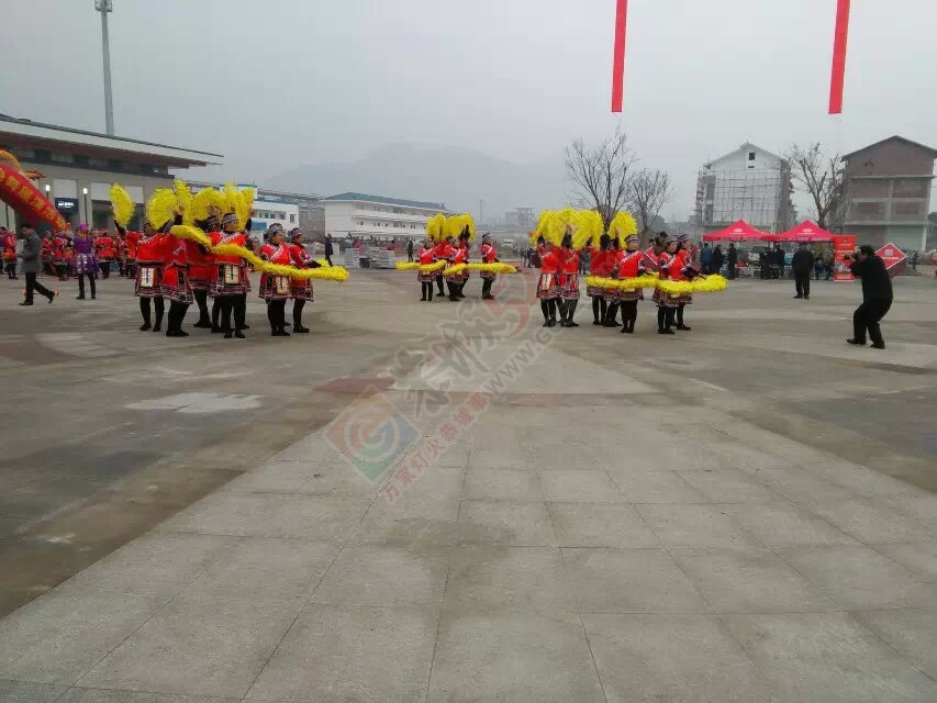 恭城第一趟高速铁路客运列车缓缓驶入恭城高铁站717 / 作者:穷人 / 帖子ID:107048