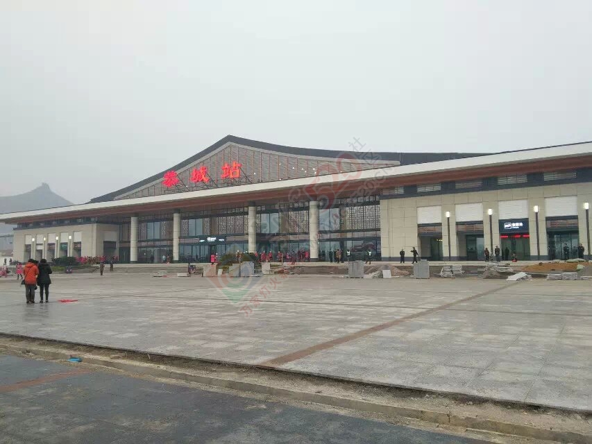 恭城第一趟高速铁路客运列车缓缓驶入恭城高铁站220 / 作者:穷人 / 帖子ID:107048