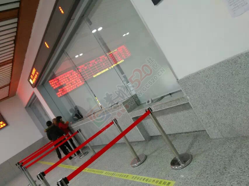 恭城第一趟高速铁路客运列车缓缓驶入恭城高铁站638 / 作者:穷人 / 帖子ID:107048