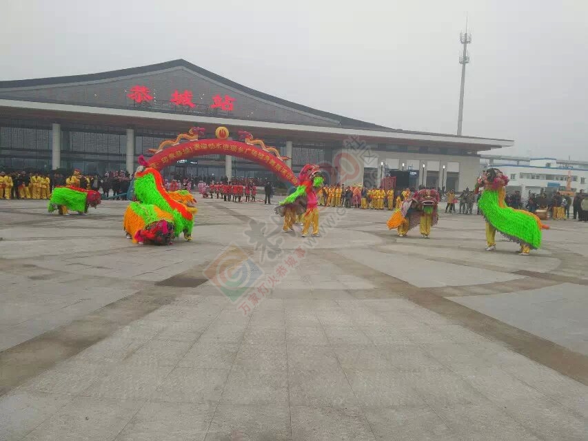 恭城第一趟高速铁路客运列车缓缓驶入恭城高铁站991 / 作者:穷人 / 帖子ID:107048