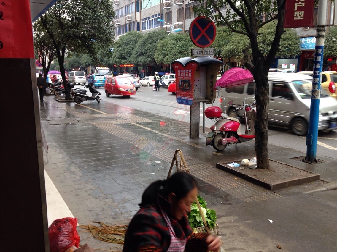 今早茶南路电信营业厅门前发生车祸415 / 作者:奇葩处处有 / 帖子ID:111816