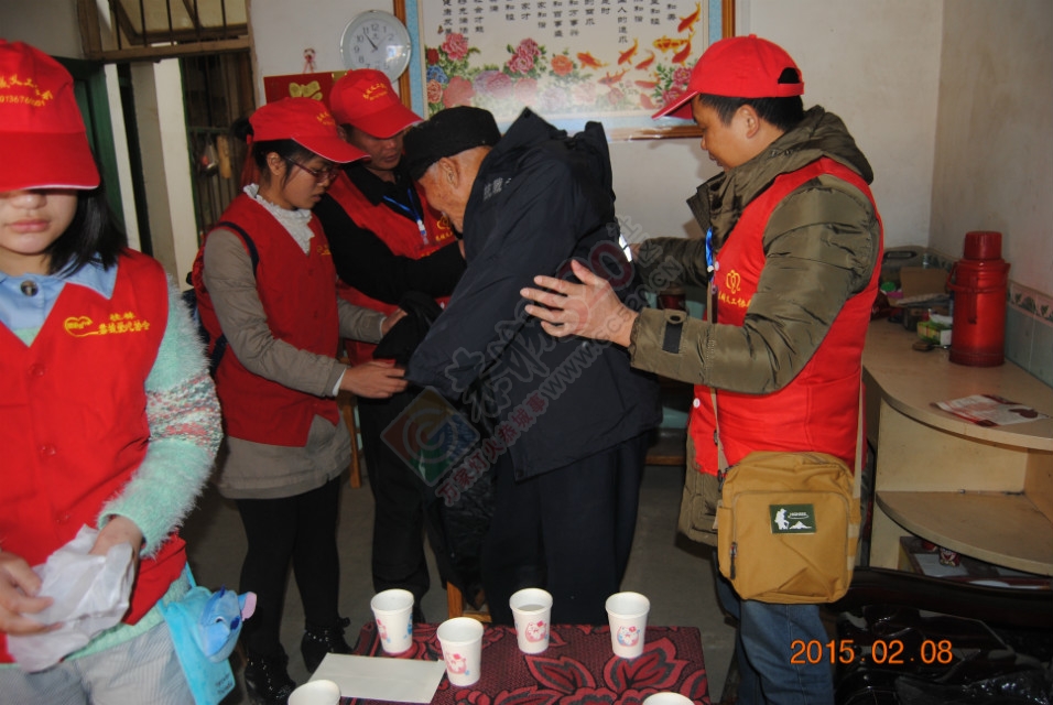 恭城义工协会2月7-8日深入村屯,年前慰问孤寡老人358 / 作者:恭城蚂蜂 / 帖子ID:112049