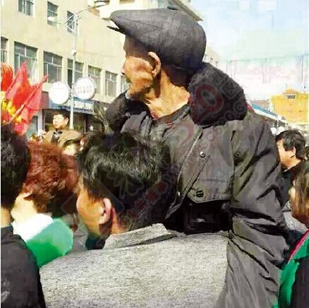 催泪一幕：38岁男子抱着爷爷看秧歌726 / 作者:猫小萌 / 帖子ID:112692