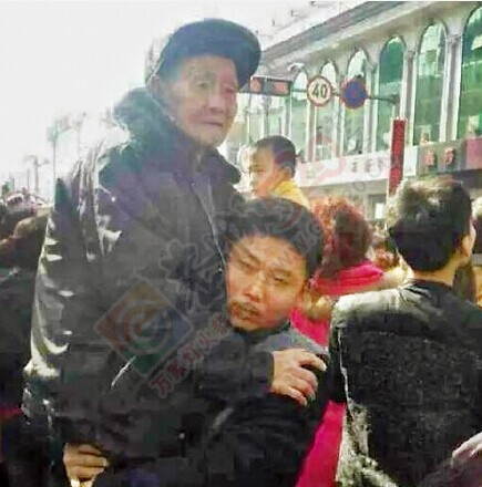 催泪一幕：38岁男子抱着爷爷看秧歌99 / 作者:猫小萌 / 帖子ID:112692