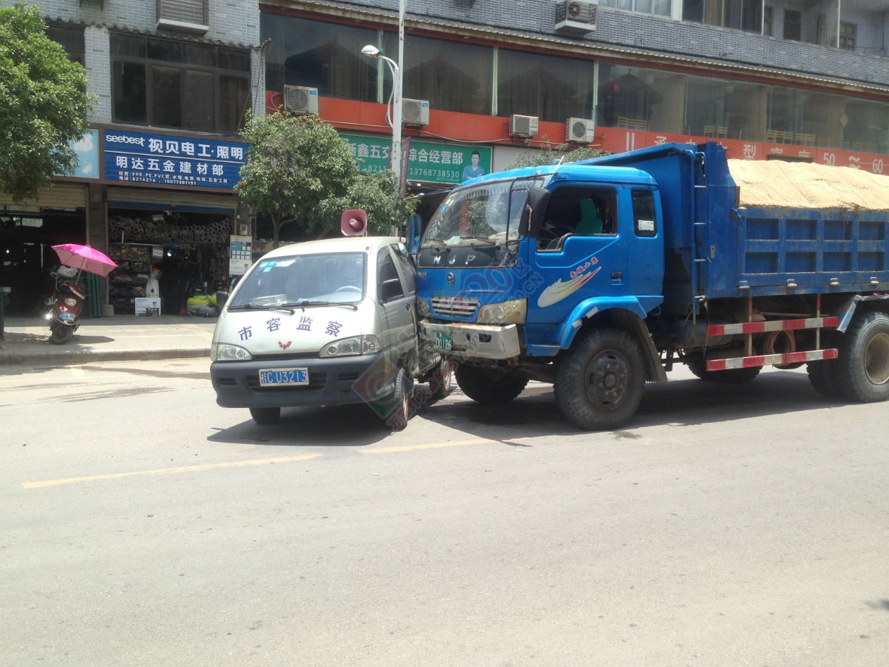 爆炸新闻啊，城管的车子车祸啊389 / 作者:520摄影记者 / 帖子ID:118314