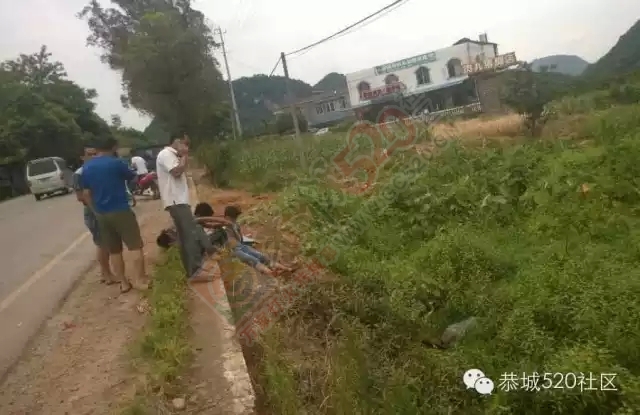 【恭城头条】未成年人驾车再出车祸！莲花蜈蚣岭小车撞飞摩托车上三人！247 / 作者:社区小编 / 帖子ID:118501