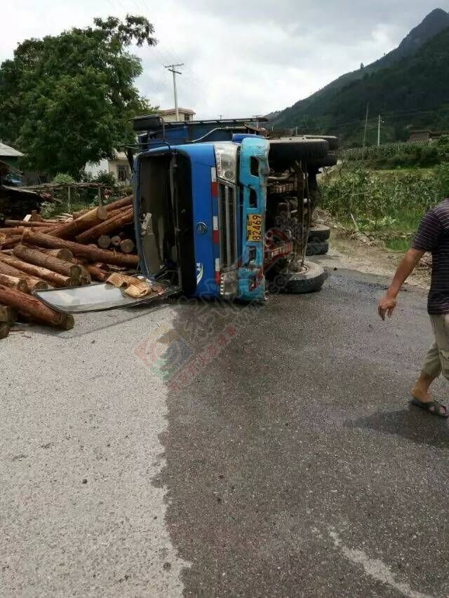 恭城三江发生车祸，货车侧翻一死一伤！269 / 作者:大桶盖 / 帖子ID:118500