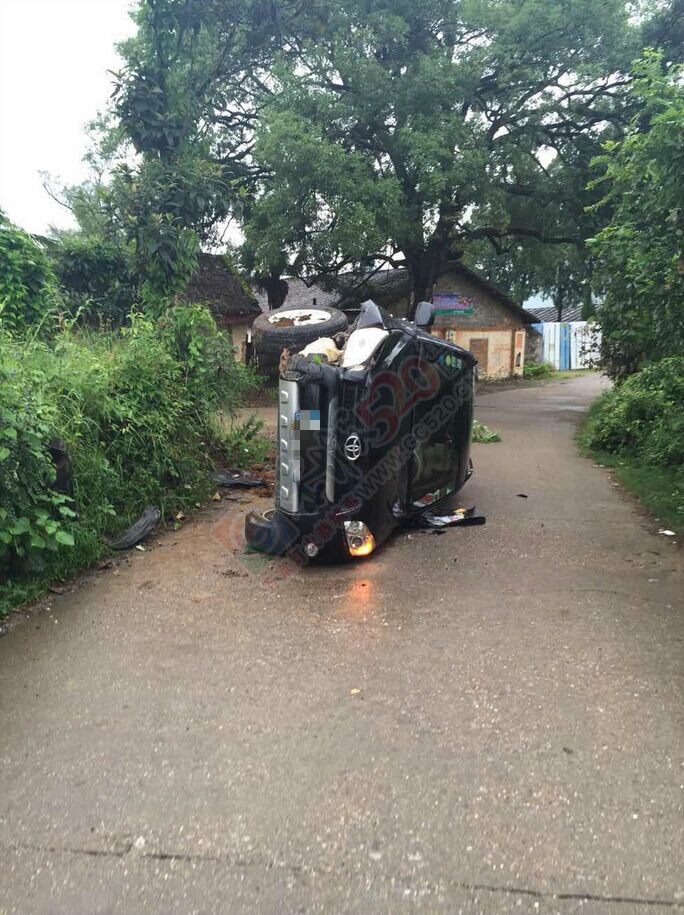 今天上午和平街幼儿园路段发生车祸阴雨天开车的朋友一定小心驾驶137 / 作者:社区小编 / 帖子ID:120721