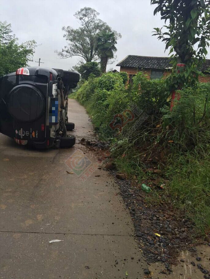 今天上午和平街幼儿园路段发生车祸阴雨天开车的朋友一定小心驾驶889 / 作者:社区小编 / 帖子ID:120721