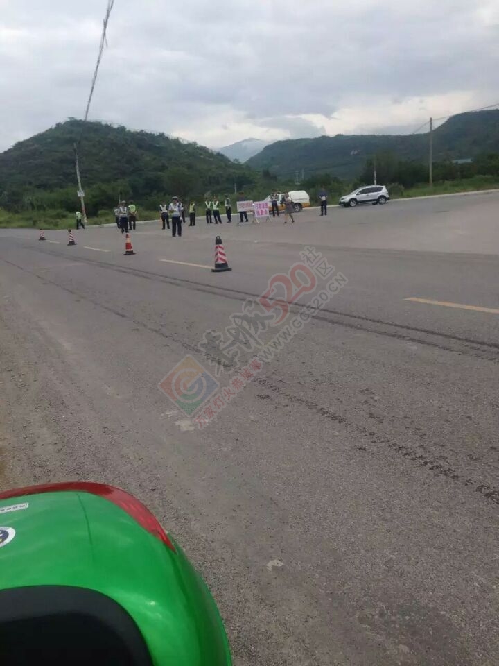 火车站岔路口拦车67 / 作者:分类小编 / 帖子ID:120836