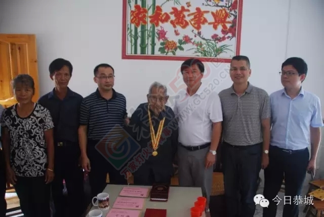 恭城县开展向抗战老战士老同志发放一次性生活补助金和纪念章活动548 / 作者:社区小编 / 帖子ID:120949