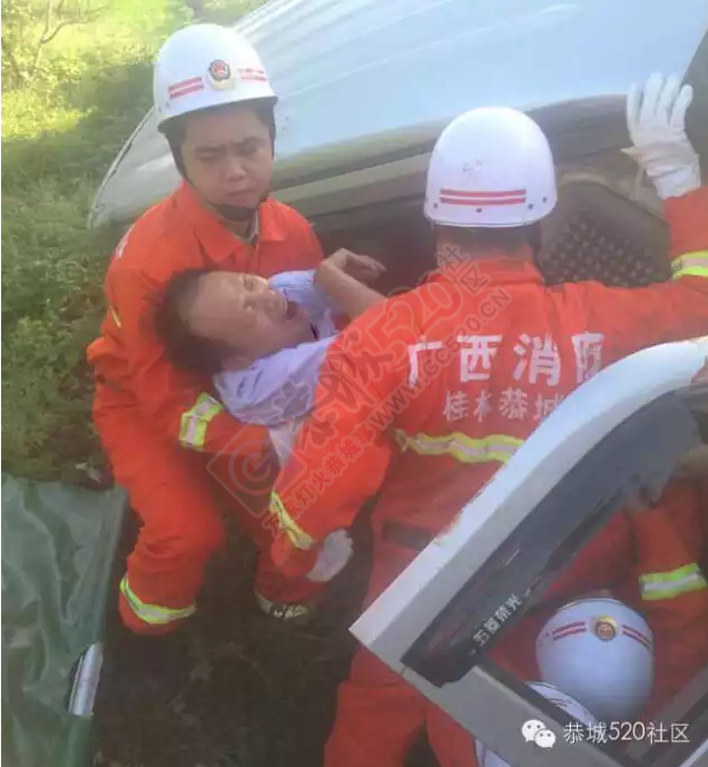 9月4日西岭至治平路段两车相撞5人重伤，加会豸游路边厕所被面包车撞毁377 / 作者:社区小编 / 帖子ID:120994