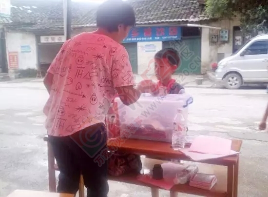 恭城西岭：为给李宗伟筹钱治病，村干、亲人上街募捐！860 / 作者:猫小萌 / 帖子ID:121100