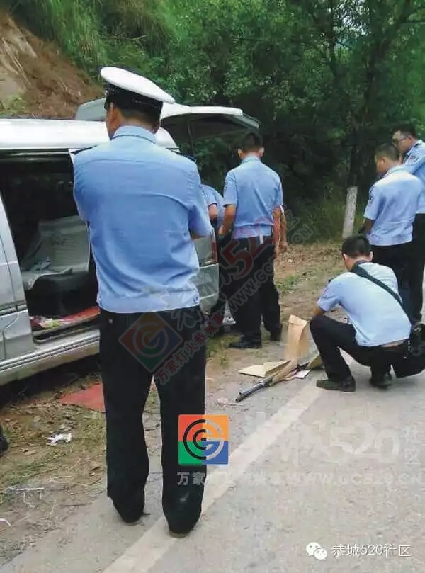 【恭城头条】叫花祖查车两男子调头就跑，警车逼停面包车后搜出手枪和管制刀具819 / 作者:社区小编 / 帖子ID:121228