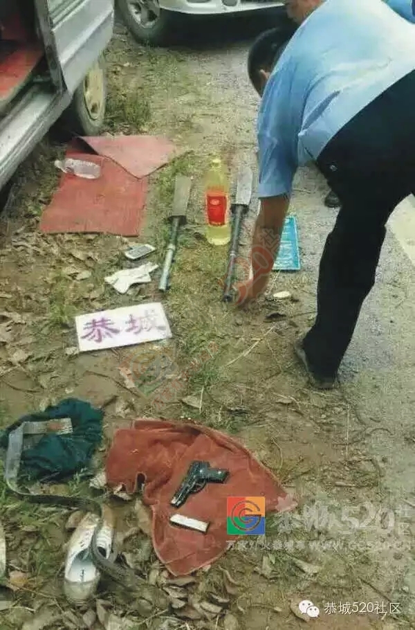 【恭城头条】叫花祖查车两男子调头就跑，警车逼停面包车后搜出手枪和管制刀具519 / 作者:社区小编 / 帖子ID:121228