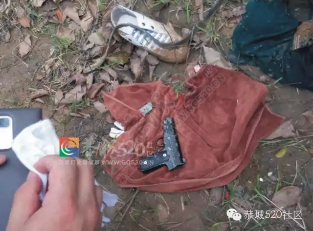 【恭城头条】叫花祖查车两男子调头就跑，警车逼停面包车后搜出手枪和管制刀具344 / 作者:社区小编 / 帖子ID:121228