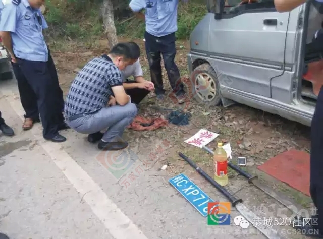 【恭城头条】叫花祖查车两男子调头就跑，警车逼停面包车后搜出手枪和管制刀具317 / 作者:社区小编 / 帖子ID:121228