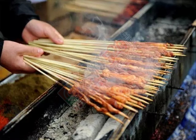 提醒恭城人注意！街头羊肉串疑用死鼠肉制作，常吃引全身紫癜！380 / 作者:520小编 / 帖子ID:127432