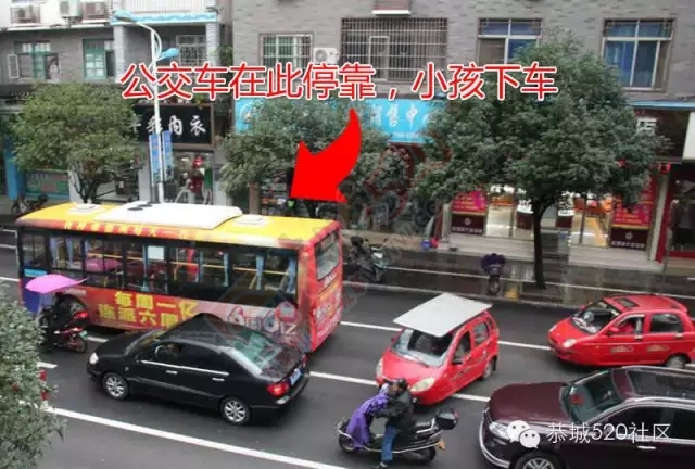 防疫站红绿灯小孩下公交车被摩的撞飞499 / 作者:社区小编 / 帖子ID:160025
